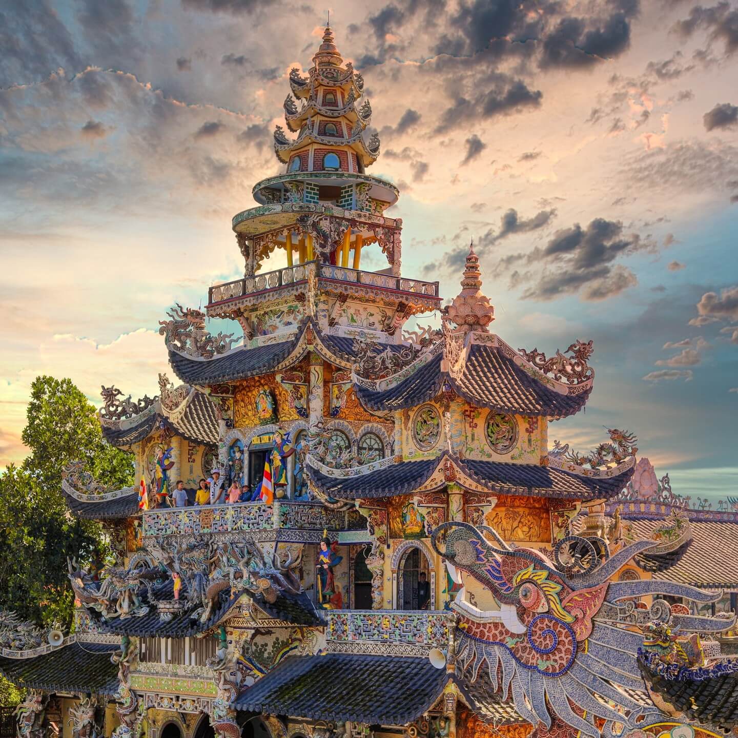 Linh Phuoc Pagoda mosaic dragon statue